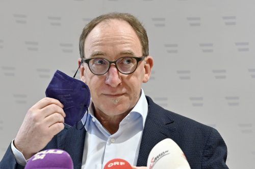 Runter mit der Maske ab Samstag: Außer in vulnerablen Settings wird gelockert, verkündete Rauch am Donnerstag. APA/Hans Punz