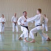 Silvio Campari trainiert Karate-Kids aus ­Lauterach