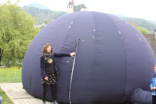 Spannend und anschaulich vermittelte die Astronomin Ruth Grützbach in ihrem mobilen Planetarium Wissen über das Weltall. 