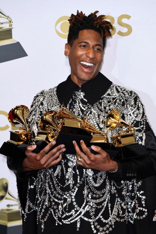 Strahlte bis über beide Ohren: Jon Batiste mit seinen fünf Grammys.  afp