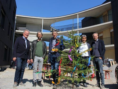 Strahlten bei einer besonderen Firstfeier mit der Sonne um die Wette: Herbert Hager, Peter Nußbaumer, Gero Riedmann, Egon Hajek und Martin Walser (v. l.).