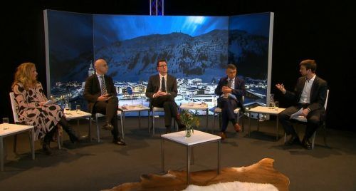 Susanne Glass (v.l.), Gabriel Felbermayr, Sergiy Kudelia, Gerhard Mangott und Ivo Mijnssen diskutierten beim Auftakt des Europäischen Mediengipfels in Lech über den Ukrainekrieg.