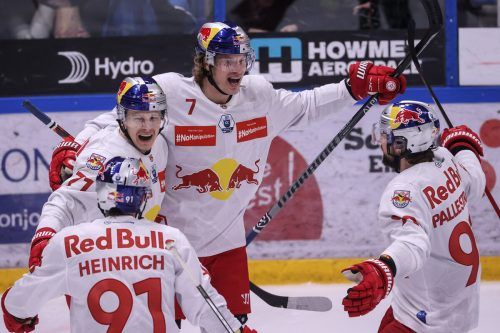 Titel-Jubel: Dominique Heinrich, Mikael Jarvinen, Brian Lebler, Alexander Pallestrang. geP