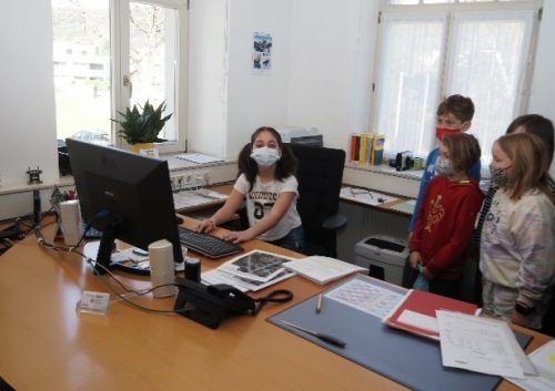. . . und durften an dessen Schreibtisch Platz nehmen. youngCaritas/WeltderKinder