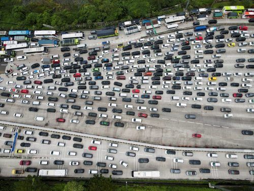 Verstopfte Straßen: Um Eid al-Fitr, das islamische Fest des Fastenbrechens in ihren Heimatorten zu feiern, verlassen viele Menschen Jakarta. RTS