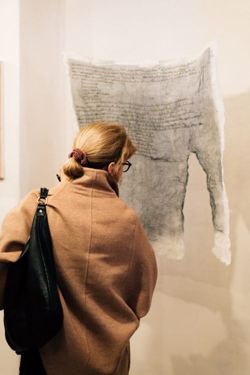 Viel Filigranes gibt es in der Ausstellung „gesponnen, bemessen, beschnitten“ zu bestaunen. Sarah Mistura