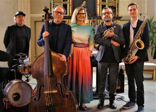 V.l. Carlo Lorenzi (Percussion), Rosario Bonaccorso am Kontrabass, Renate Bauer, Herbert Walser (Trompete) und Gregor Storf am Saxofon. yas/6