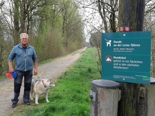 Vorbildlich unterwegs ist man auf dem neu freigegebenen Wanderweg am Kobler mit angeleintem Hund und Hundekotsäckchen. Gde