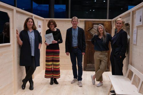 Werkraum-Geschäftsführerin Belinda Rukschcio, Ute Denkenberger, Bürgermeister Bernhard Kleber, Kuraturinnen Valerie Keiper-Knorr und Anna-Claudia Strolz. 
