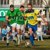 Ungleiches Duell auf dem Sportplatz an der Ach