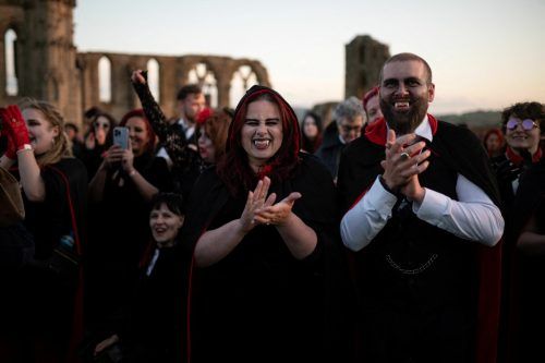1369 verkleidete Vampire versammelten sich vor den Ruinen der Abtei Withby.  AFP