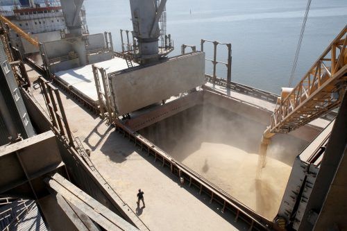 40.000 Tonnen Korn fasst ein Schiff, wie hier 2013 bei Mykolajiw.  REuters