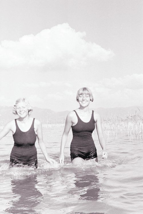 Ab den 1920er Jahren trugen auch die Frauen figurbetontere Badeanzüge, ohne Beinkleider oder Strümpfe.