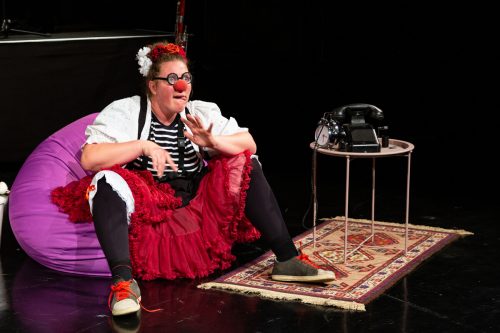 Als Clownfrau bringt Lisa Suitner auch schwierige Themen auf die Bühne.  Niklas Koch