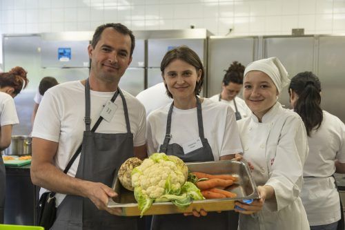Am ersten Tag standen die Schneidetechnik und die Zubereitung einer Gemüsesuppe auf dem Programm. vn