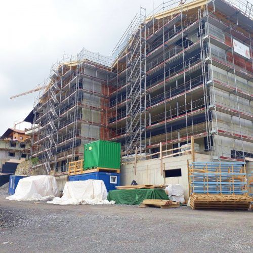 Am Großprojekt Alpenstolz in Damüls – 38 Appartements in vier Objekten – wird weitergebaut. Fertigstellung ist Mitte 2023 avisiert.  stp/3