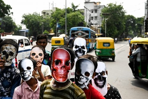 Am Weltnichtrauchertag setzen Schulkinder im indischen Kalkutta mit Masken ein Zeichen gegen den blauen Dunst. AFP