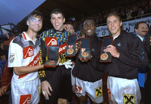 Andi Lipa, Goalie Martin Unger, Richi Padmore und Helgi Kolvidsson nehmen die Medaillen für die Meistersaison 1996/97 entgegen. Kuzmanovic