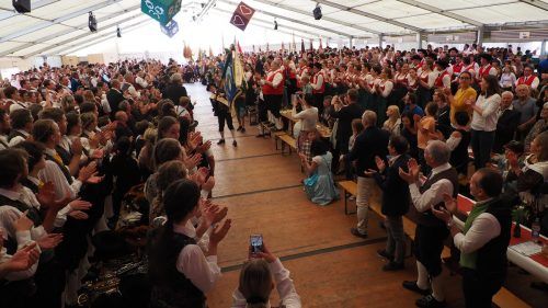 Anita, Renate und Eliane kamen standesgemäß im Dirndl. 