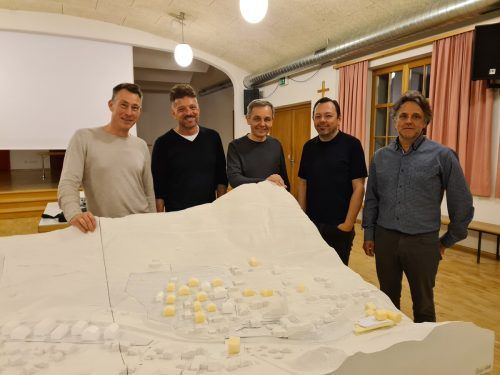 Architekt Matthias Hein, Raumplaner Herbert Bork, die Architekten Josef Fink und Michelangelo Zaffignani und Bürgermeister Thomas Zudrell (v. l.) präsentierten das Raumplanungsmodell für Silbertal. VN/JUN