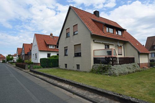 Auch junge Menschen träumen von einem Einfamilienhaus. shutterstock