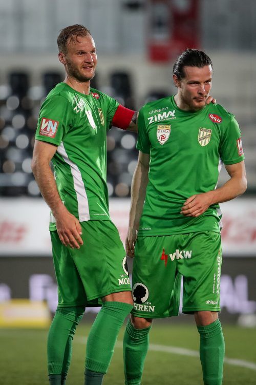 Austria Lustenaus Kapitän Matthias Maak mit Jean Hugonet, seinem Partner in der Innenverteidigung. gepa