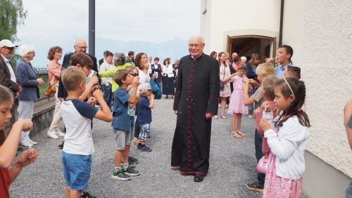 Auf Pfarrer Peter Haas wartete beim feierlichen Auszug aus der Übersaxner Kirche ein Seifenblasenspalier der anwesenden Kinder.