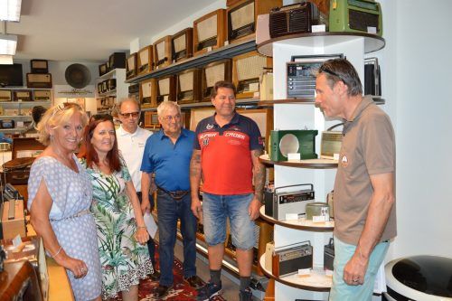 Aufmerksame Besucher im Radiomuseum, rechts Motor-Veteranen-Club-Obmann Wolfgang Juri.