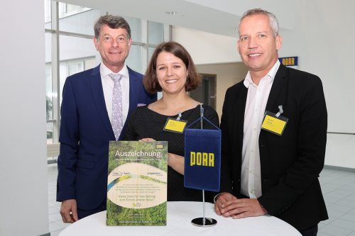 Auszeichnung Das Bauunternehmen Porr lud seine Lieferanten dazu ein, ihr „klimafreundlichstes Innovationsprojekt“ zu präsentieren. Das von Haberkorn mitgegründete Klimaschutzprojekt ,Turn to Zero‘ überzeugte. Im Bild: Andrea Sutterlüty und Joachim Leissing (Haberkorn) mit Ewald Unterweger (Porr). porr