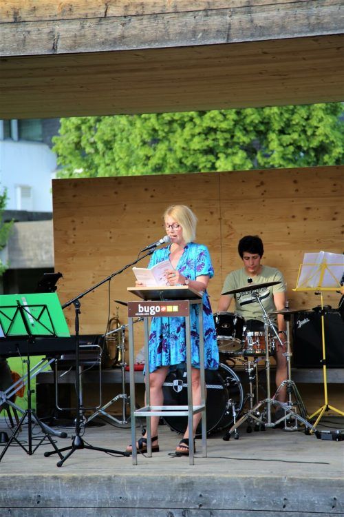 Autorin Valerie Travaglini las aus ihren lyrischen Stücken, während die Band No Signal für musikalische Unterhaltung sorgte.