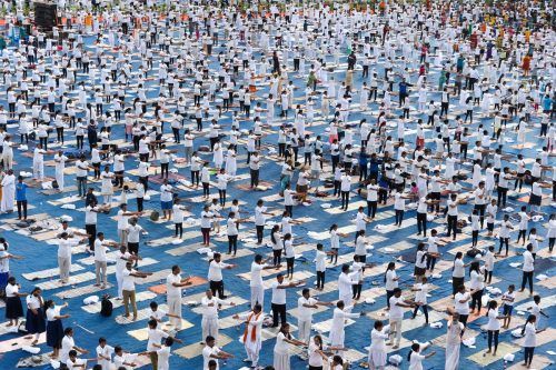 Bei einem Massenevent im Lal Bahadur Shastri Stadion im indischen Hyderabad nehmen zahlreiche Menschen an einer Yoga-Einheit teil. AFP