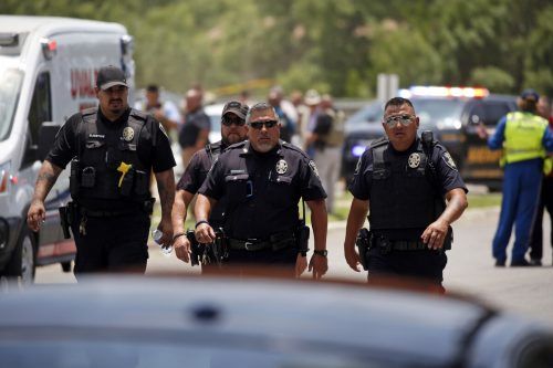 Bei einem Schussattentat an einer texanischen Volksschule sind mindestens 15 Personen getötet worden.