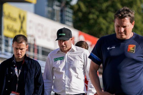 Beim Gang in die Halbzeitpause waren noch einige Sorgenfalten bei SCRA-Coach Ludovic Magnin (r.) und Sportchef Werner Grabherr (l.) sichtbar. gepa