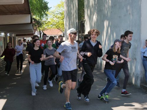 Beim Spendenlauf im Umkreis der Schule wurden viele Kilometer abgespult. Mair