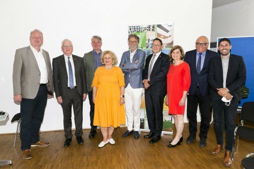 Der Vorstand der Bildungseinrichtung zusammen mit den Ehrengästen der Jubiläumsfeier. VHS Götzis
