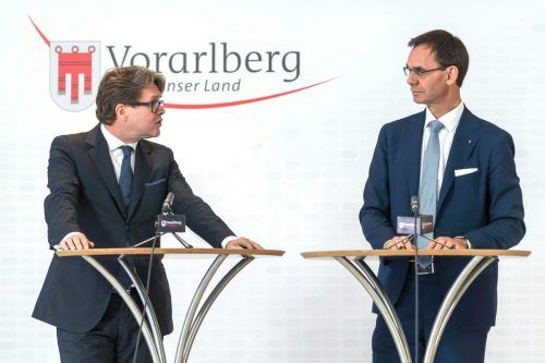 Bildungsminister Martin Polaschek (mit neuer Frisur) und Landeshauptmann Markus Wallner bei der Pressekonferenz.  APA