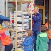 Ein Bücherberg zum Jubiläum in Gaißau