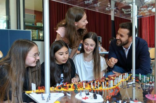 Bürgermeister Simon Tschann diskutiert mögliche Lösungsansätze für komplexe Probleme mit den jungen Bludenzerinnen. Stadt Bludenz