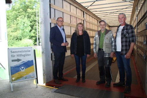 Bürgermeister Walter Gohm, Tamara Tschann, Initiator Otto Wehinger und Fahrer Rob Vijnen. HE