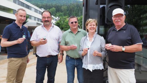 Christian Fiel, Manfred Himmer, Karl-Heinz und Renate Grotti und Walter Fontana mit den als Geschenk überreichten Schneekugeln.