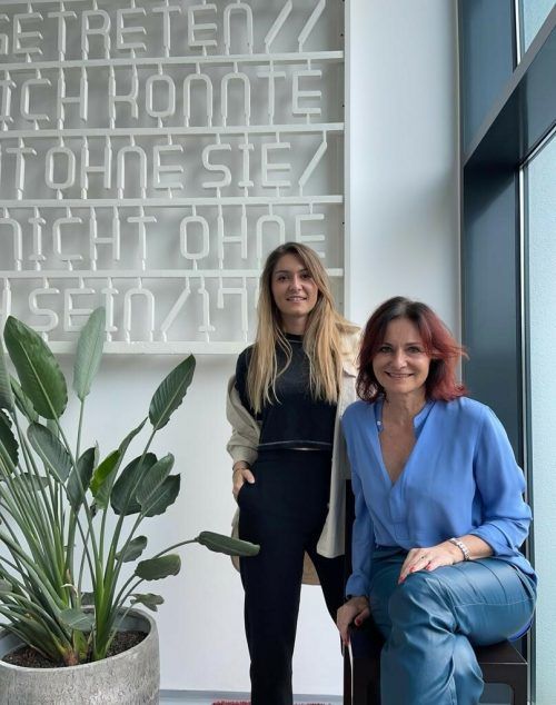 Christina Brändle, die Tochter von Modedesignerin Sigrun Mager-Brändle, hat sich schon früh entschieden, in die Fußstapfen ihrer erfolgreichen Mutter zu treten. Nach einem Fashiondesign-Studium, das sie vor zweieinhalb Jahren abschloss, begann sie bei ihrer Mutter im Modeatelier zu arbeiten. „Ich wuchs in einem modeaffinen Haus zwischen Stickereien und Seide auf“, erinnert sich die 27-Jährige an ihre Kindheit zurück. Ihre Mutter habe sie dabei zwei wesentliche Dinge gelehrt: „Ein Kleid soll eine Frau nicht verkleiden, sondern kleiden, und die Qualität des Stoffes ist ausschlaggebend für die Qualität des Looks.“ In Zukunft könnte sich Christina Brändle vorstellen, eines Tages das kreative Schaffen ihrer Mutter zu übernehmen oder sogar eines Tag ihr eigenes Label zu gründen.