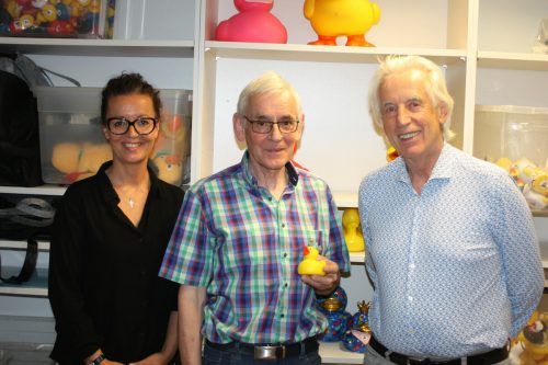 Conny Amann und Hubert Löffler vom Verein Netz für Kinder bedankten sich noch einmal bei Quadro Ernst für die imposante Spendensumme. VN/TK