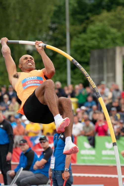 Damian Warner überquerte im Stabhochsprung wie bei seinem Olympiasieg in Tokio 4,90 Meter.