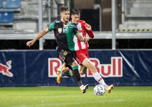 Darijo Grujcic (links, gegen Lieferings Benjamin Sesko) spielte die letzten beiden Saisonen für Wacker Innsbruck. gepa