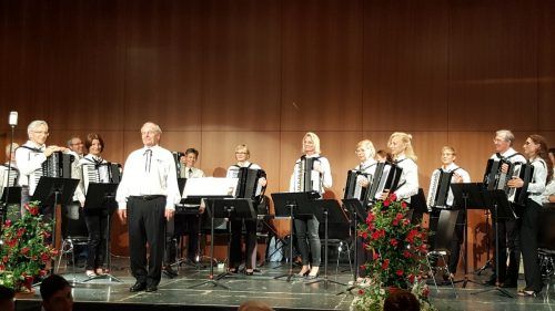 Das Akkordeonorchester wird von Gilbert Hämmerle (vorne) geleitet. 