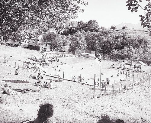 Das Egger Schwimmbad war am 19. Juli 1903 für die Bevölkerung freigegeben worden. Die Arbeiten an der Badeanstalt mit Duschen und Wannenbädern standen da kurz vor dem Abschluss. Ansichtskartensammlung, Erwin Hefel, Sammlung Risch-Lau, Vorarlberger Landesbibliothek