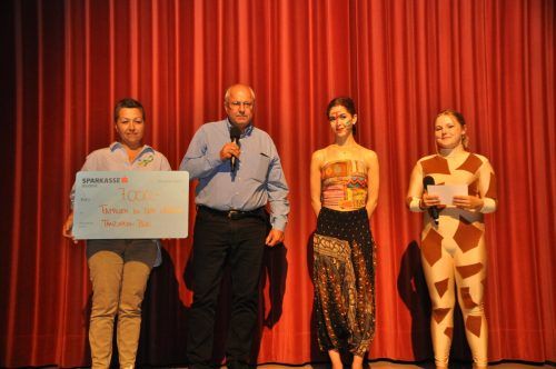 Das Ehepaar Olga und Wilfried Eberharter erhält von Leonie Dobler und Leonie Haller einen Scheck von über 7000 Euro für ihre Hilfsaktion. HAB