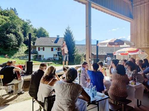 Das Ensemble lädt am Sonntag, dem 22.Mai, auf den Burghof Gaßner in Satteins. Montiperle