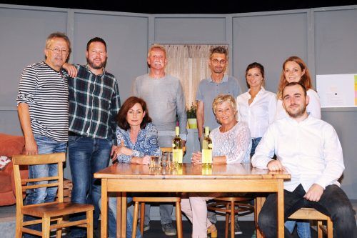 Das gesamte Ensemble der Theatergruppe Fußach für die aktuelle Produktion „Wir sind die Neuen“ in der Mehrzweckhalle Fußach. ajk