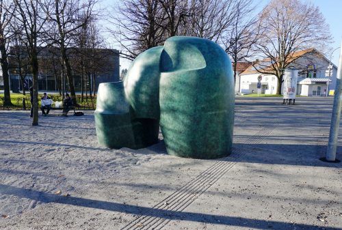 Das Strohdorf, im Bild die Doppelkopf-Skulptur von Herbert Albrecht, ist Schauplatz des heurigen Weltspieltags.  hapf